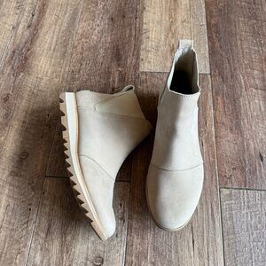 Sorel Women’s Evie Chelsea pull on boots size 8 --beige Color